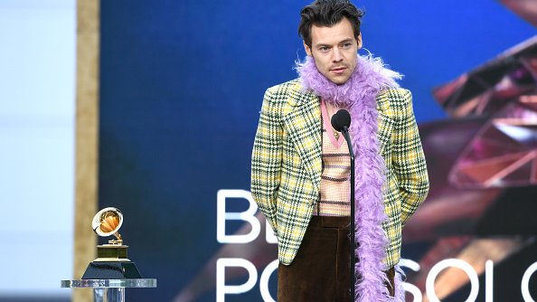 Harry Styles odbiera nagrodę podczas Grammy Awards w marcu 20021 r.