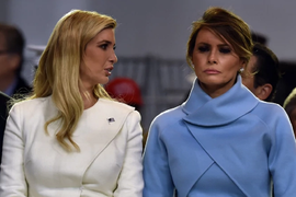 Melanija Tramp stigla na proslavu Božića i svi gledaju KAKO JE DOBRO OBUČENA! Nije sela pored muža, a onda joj se IVANKA OBRATILA i nastao je lom: 330 EVRA koštala ulaznica da ih GLEDATE UŽIVO