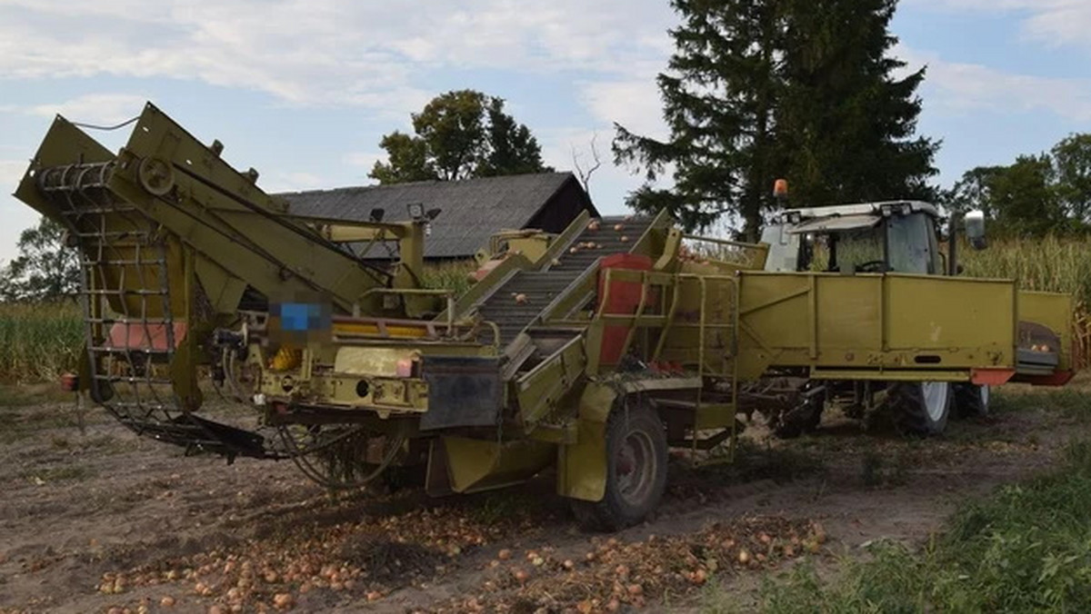 Groźny wypadek w czasie zbioru cebuli. Kombajn wciągnął rękę 15-latka