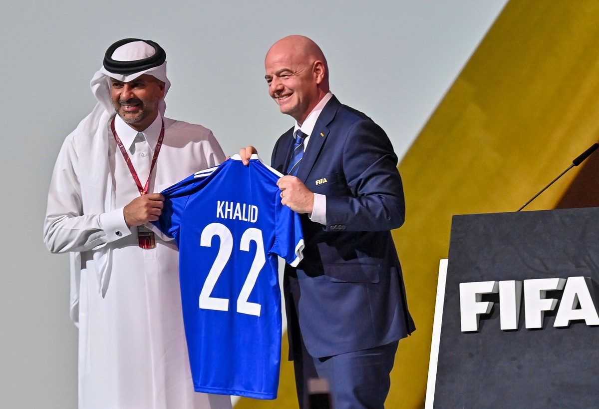 Premier Kataru szejk Chalid Al Thani i prezydent FIFA Gianni Infantino podczas kongresu FIFA w Dausze