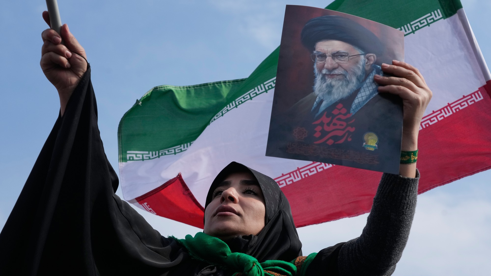 Žena drží plagát zosnulého iránskeho najvyššieho vodcu ajatolláha Alího Chameneího počas zhromaždenia na podporu jeho syna, novo menovaného ajatolláha Mojtaba Chameneího v Teheráne.