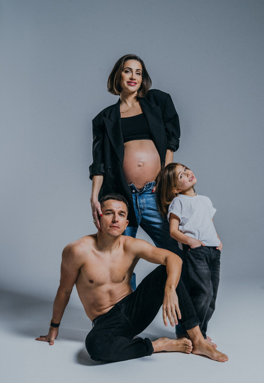 Zofia Kulewicz z rodziną podczas ciążowej sesji zdjęciowej