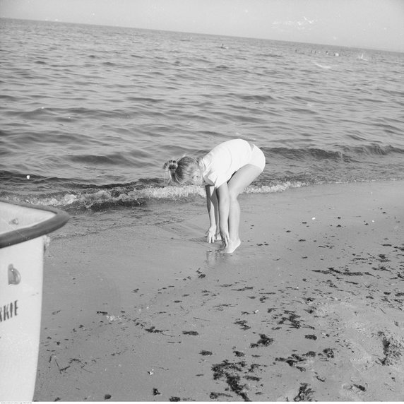 Dziewczynka podczas zabawy na plaży