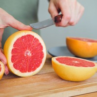 Ezért nem ajánlott sok gyógyszer mellé grapefruitlevet inni
