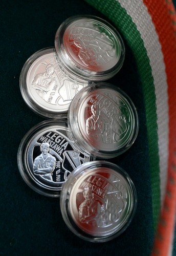 Srebrna moneta kolekcjonerska o nominale 5 zł upamiętniająca klub Legii Warszawa znalazła się w sprzedaży