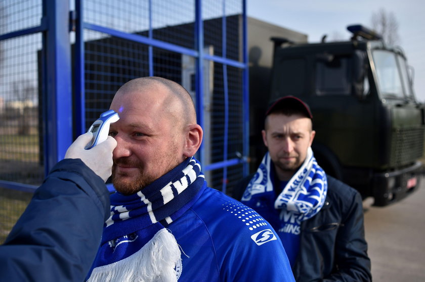 Przed wejściem na stadion sprawdzano temperaturę, ale czy to wystarczy, by się ustrzec zarazy?