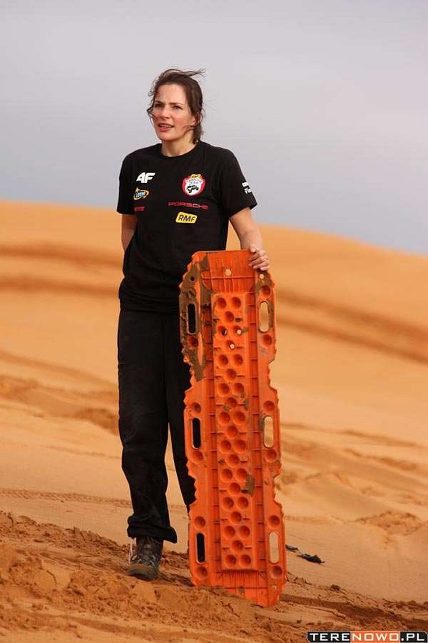 Spocona Anna Dereszowska na pustyni. FOTO