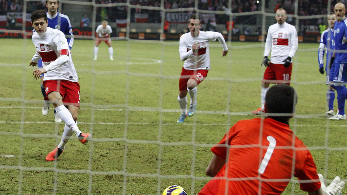 Reprezentacja Polski do przerwy prowadzi z San Marino 2:0 w meczu grupy H eliminacji piłkarskich mistrzostw świata Brazylia 2014. Bramki dla polskiej kadry zdobyli Robert Lewandowski i Łukasz Piszczek. Ten pierwszy przełamał się po 903 minutach bez gola, ten drugi zdobył kolejne trafienie z rzędu, po golu przeciw Ukrainie.