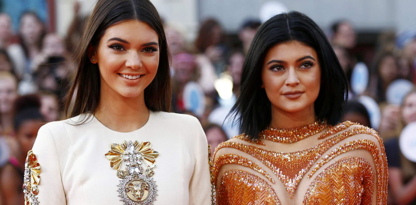 Kendall i Kylie Jenner w błyszczących kreacjach