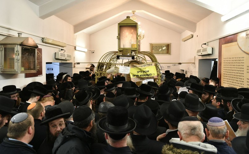 Uroczystości rozpoczęły się w nocy ze środy na czwartek i trwały do czwartkowego wieczoru. Przyjeżdżający do Leżajska Żydzi uczestniczyli w modlitwach przed grobowcem cadyka. Wierzą, że cadyk w rocznicę swojej śmierci (zmarł 11 marca 1787 roku) zstępuje z nieba i zabiera do Boga ich prośby o zdrowie, pomyślność dla dzieci lub sukcesy w pracy. Zapisują je na karteczkach zwanych kwitełe i składają przy grobie cadyka. Modlitwom przy grobowcu cadyka, tzw. ohelu towarzyszą tradycyjne tańce i śpiewanie psalmów.