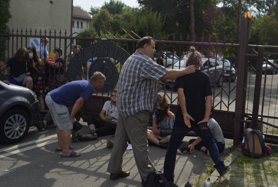 Protest pod siedzibą Regionalnej Dyrekcji Lasów Państwowych w Krośnie