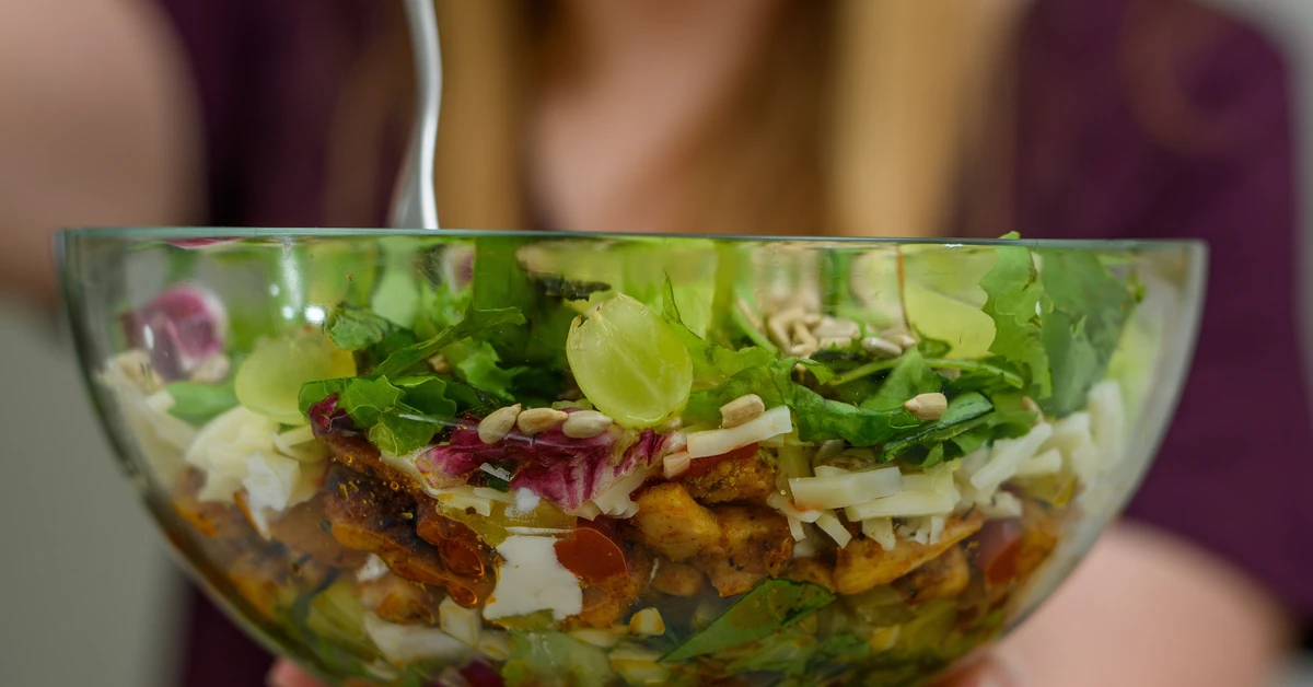 Ta sałatka to imprezowy hit! Jest sycąca, cieszy oko i smakuje zarówno dzieciom, jak i dorosłym. Jak ją zrobić? Oto przepis