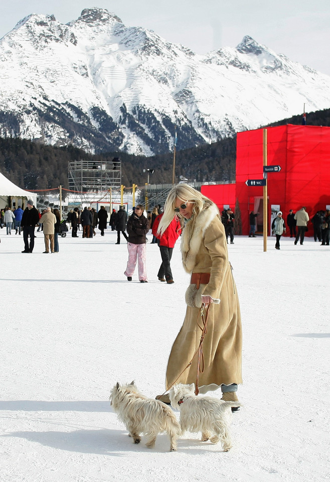 St. Moritz, kobieta z pieskami