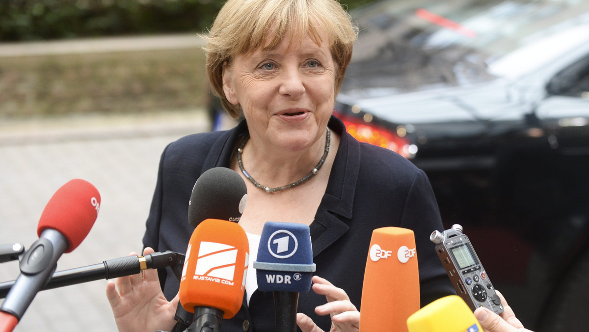 - Ciągle brakuje podstaw do negocjacji nad nowym programem wsparcia dla Grecji - powiedziała niemiecka kanclerz Angela Merkel przed szczytem strefy euro w Brukseli. Zastrzegła, że ewentualne nowe wsparcie dla Aten będzie zależało od reform.
