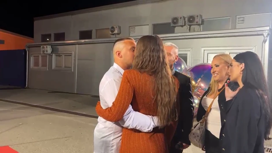 Stefan Karić sa devojkom