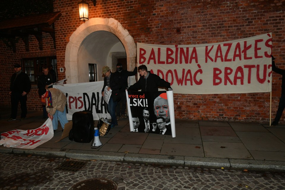 Jarosław Kaczyński odwiedził grób brata. Na miejscu czekali protestujący