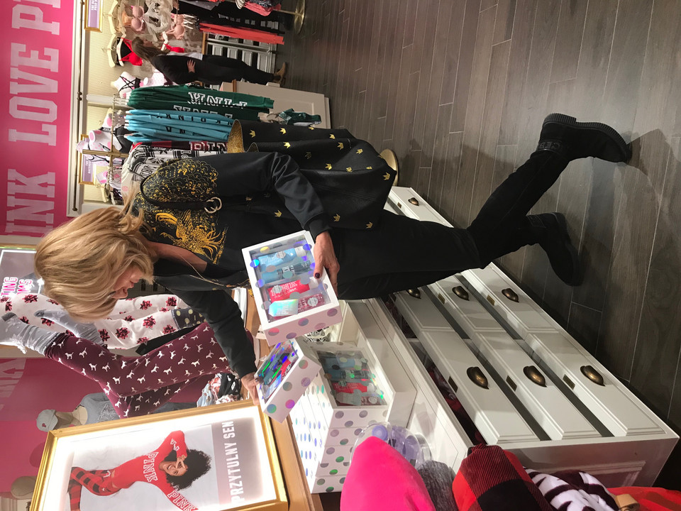 Agata Młynarska w roli sprzedawczyni w sklepie Victoria's Secret