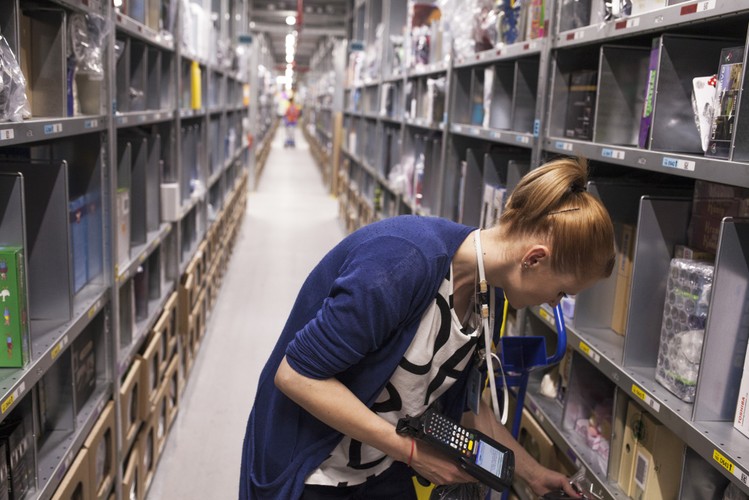 <a href='' style='color: blue'>W polskim oddziale Amazona powstała „Solidarność”</a><br>
Pracownicy polskiego oddziału Amazona założyli związek zawodowy. Organizacja ma walczyć o prawa osób zatrudnionych w zlokalizowanych w naszym kraju centrach logistycznych amerykańskiego giganta.