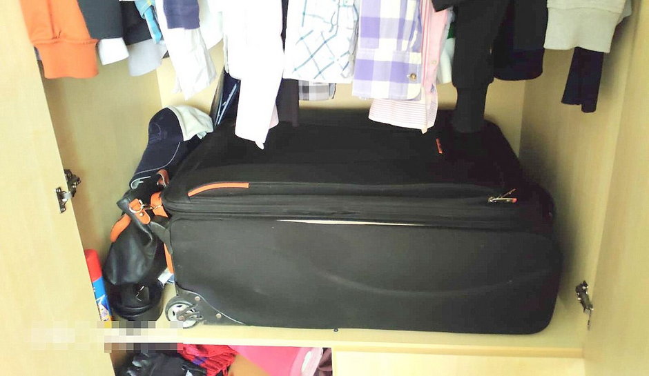 Kobieta ukryła się w walizce, którą schowano w szafie, fot. policja