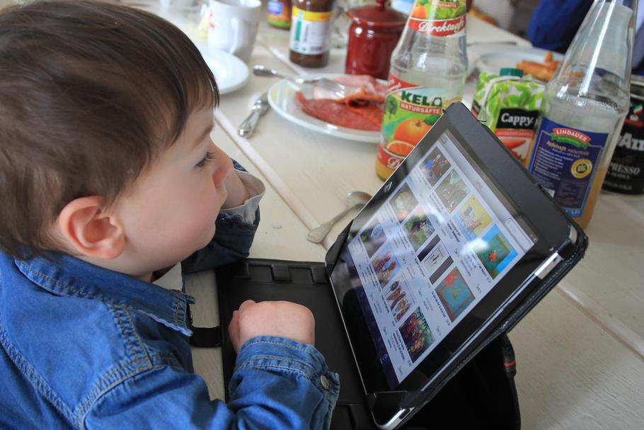 Dziecko z iPadem