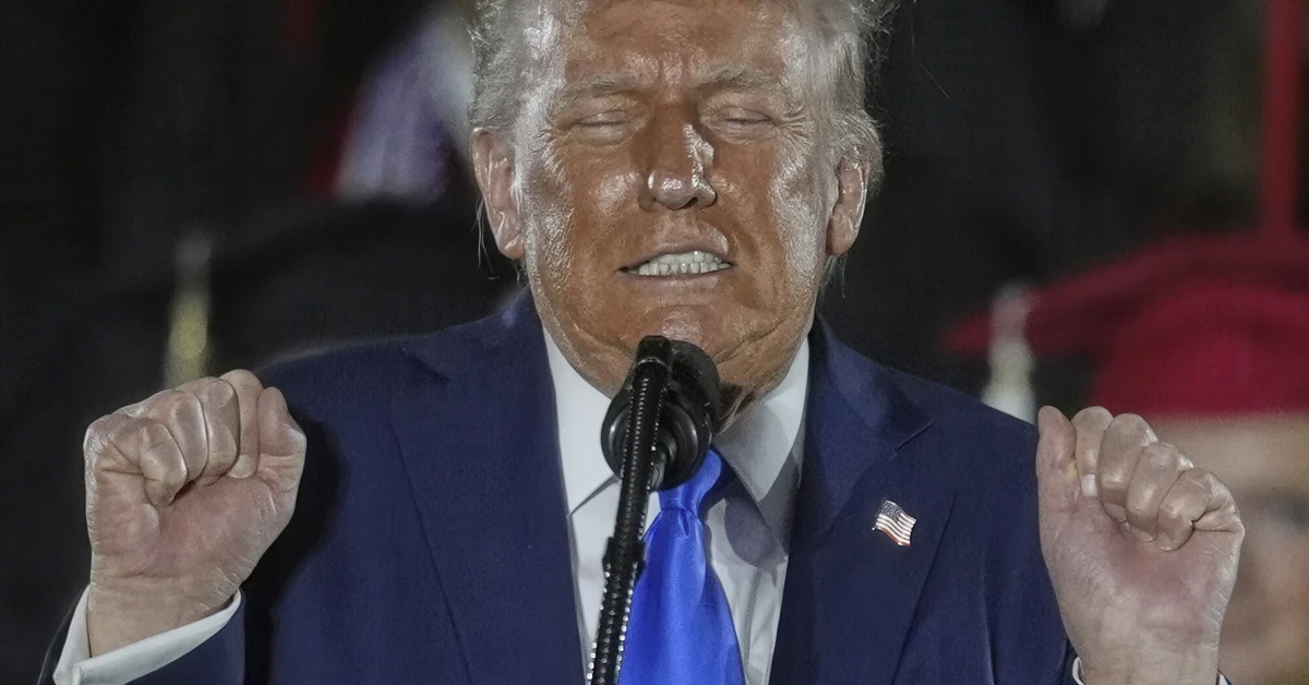 Trump chciałby zakazać flag transgender i uznać Antifę za organizację terrorystyczną