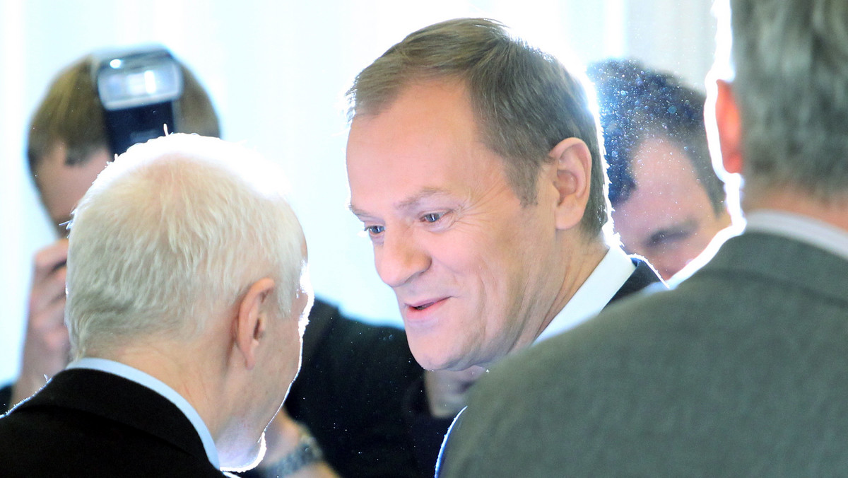 - Drobna, ale chyba zasadna korekta - tak premier Donald Tusk skomentował zapowiedź prezydenta Bronisław Komorowskiego zgłoszenia inicjatywy ustawodawczej, która ma ponownie umożliwić łączenie emerytury z zatrudnieniem bez konieczności rozwiązywania stosunku pracy. - Na pierwszy rzut oka uważam, że prezydent ma dużo racji - podkreślił premier pytany na konferencji prasowej o inicjatywę Komorowskiego.