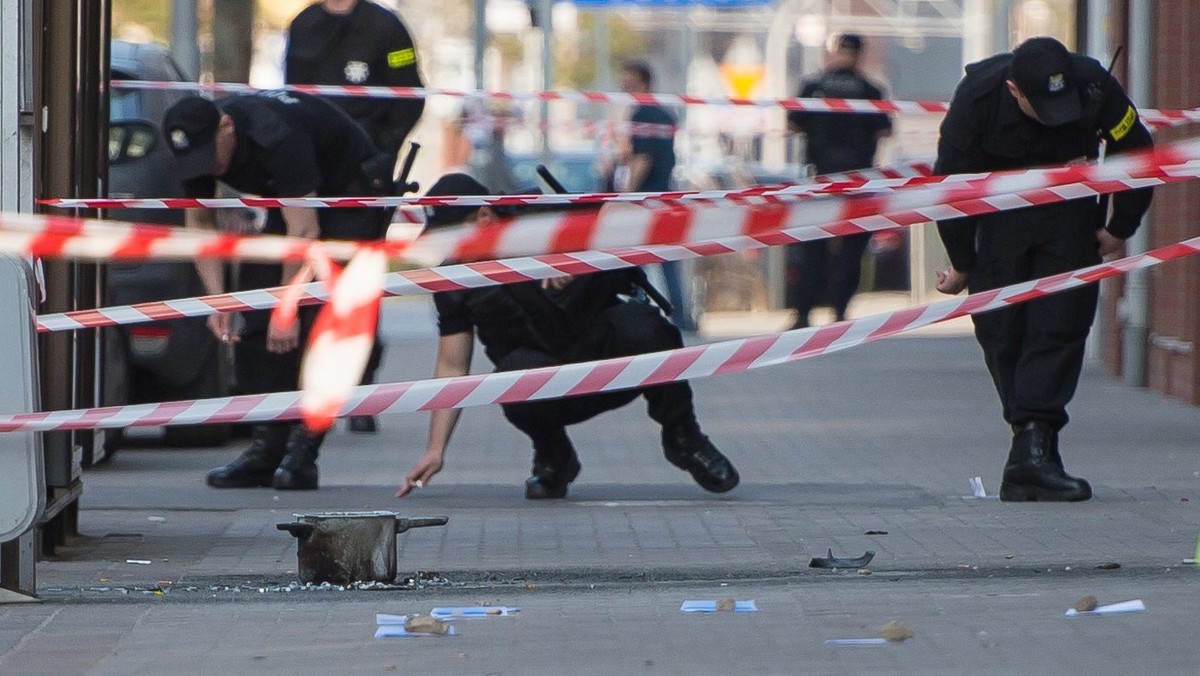 Policja apeluje o pomoc w poszukiwaniach mężczyzny, który mógł mieć związek z wybuchem, do którego doszło 19 maja we Wrocławiu na ul. Kościuszki.