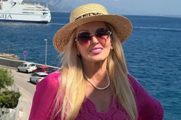 NAJBOGATIJA FOLKERKA NA LETOVANJU U HRVATSKOJ Oko vrata sijaju biseri, ona sva u pink kombinaciji: Niko ne veruje da ima 69 godina