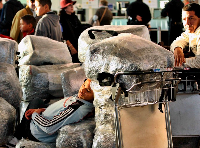 Zabezpieczone bagaże na lotnisku El Prat w Barcelonie