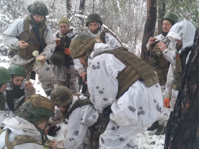 Żołnierze ukraińscy z konserwami przekazanymi przez wolontariuszy
