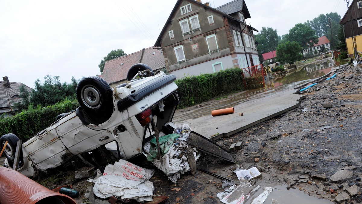 Przedstawiciele 49 dolnośląskich gmin i powiatów otrzymali w poniedziałek we Wrocławiu promesy na odbudowę zniszczeń po tegorocznych powodziach. W sumie przekazano ponad 66 mln zł, które posłużą m.in. odbudowie zniszczonej przez wodę infrastruktury.