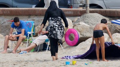 Francja: zakaz burkini rozszerzony na następne plaże