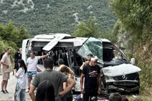 10 OSOBA POVREĐENO, MEĐU NJIMA I DETE Stravična nesreća na putu Kotor - Nikšić, KOMBI PUN PUTNIKA SLETEO SA PUTA