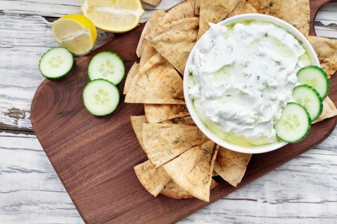 Tzatziki se odliično slaže sa hrskavim pecivom