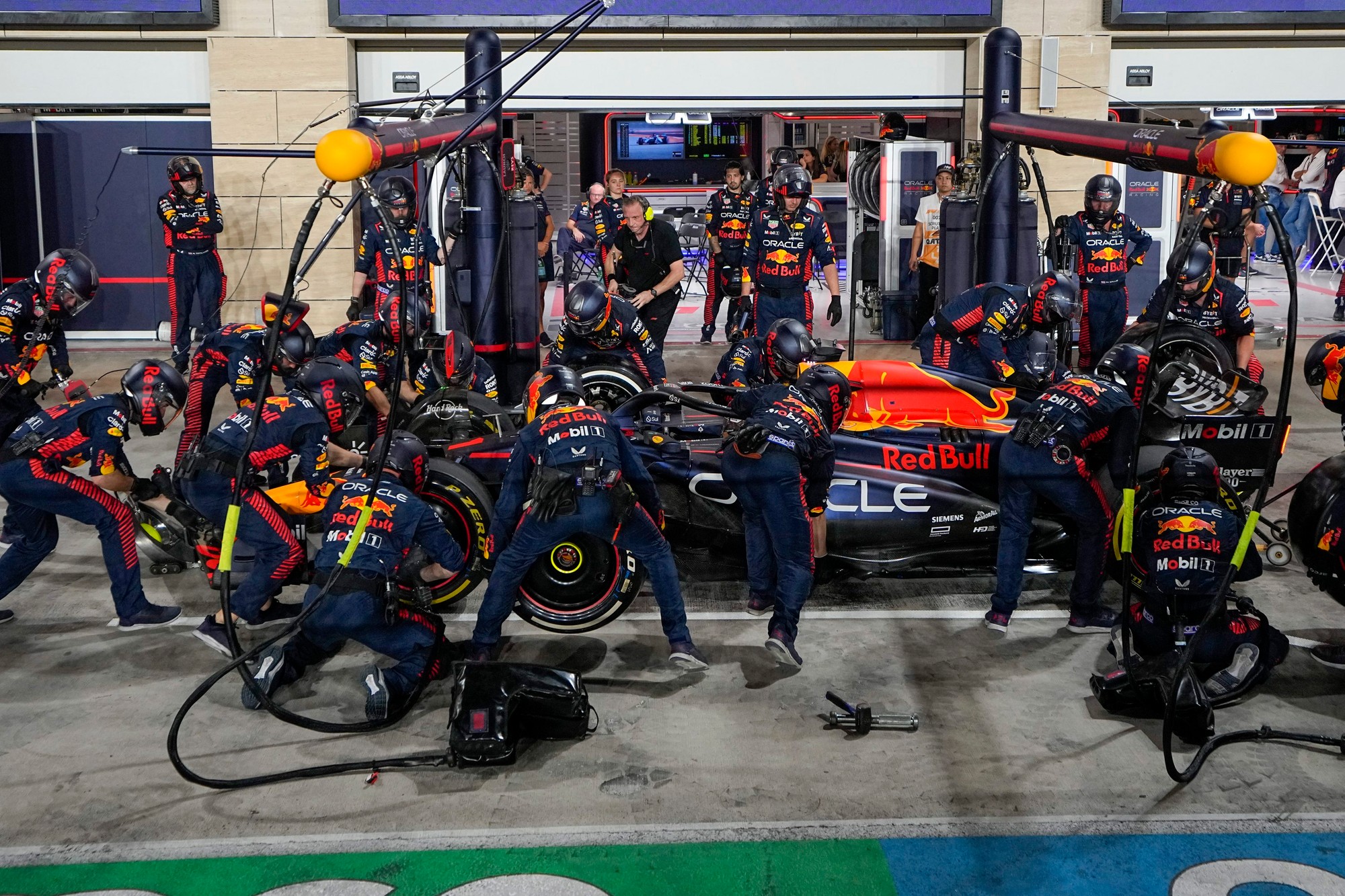 Holandský jazdec Max Verstappen (Red Bull) v boxoch.