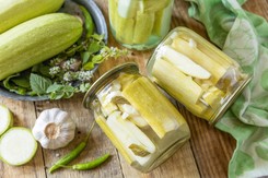 Nie ogórki, nie kapusta. Kiszona cukinia to hit lata. Pyszna i aromatyczna