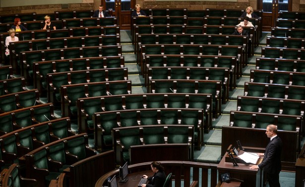 Wiceszef MON przedstawia informacje o misji polskich żołnierzy na Bliskim Wschodzie. W Sejmie pustki