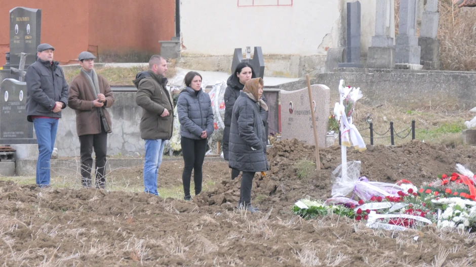Stotine ljudi se okupilo na groblju 