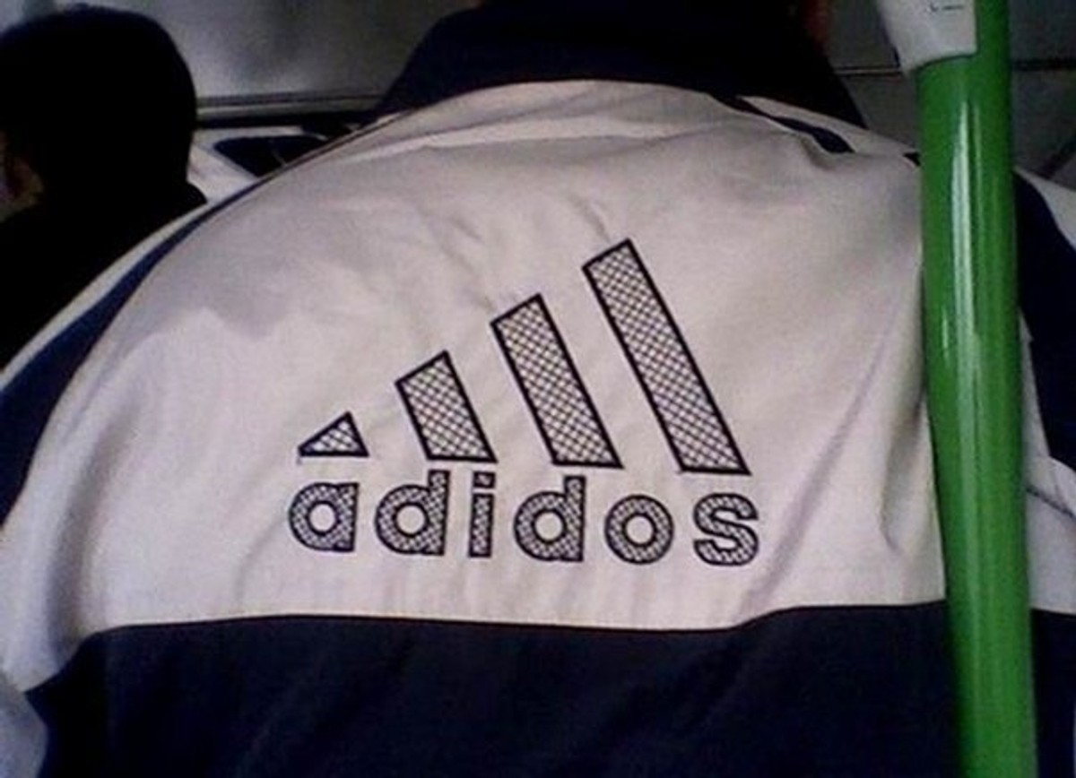 Adidas Adidos budzi skojarzenia ze sportową marką Adidas