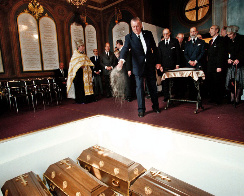 Ceremonia pogrzebowa cara Mikołaja II i jego rodziny (Petersburg, 17 lipca 1998 r.)