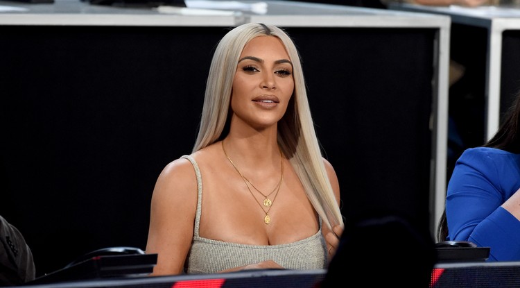 Kedves Kim Kardashian, nem felejtettél el valamit? Mondjuk a pólódat...