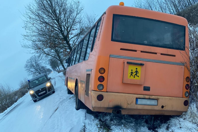 Autobus przewożący dzieci wjechał do rowu. 13-latka trafiła do szpitala