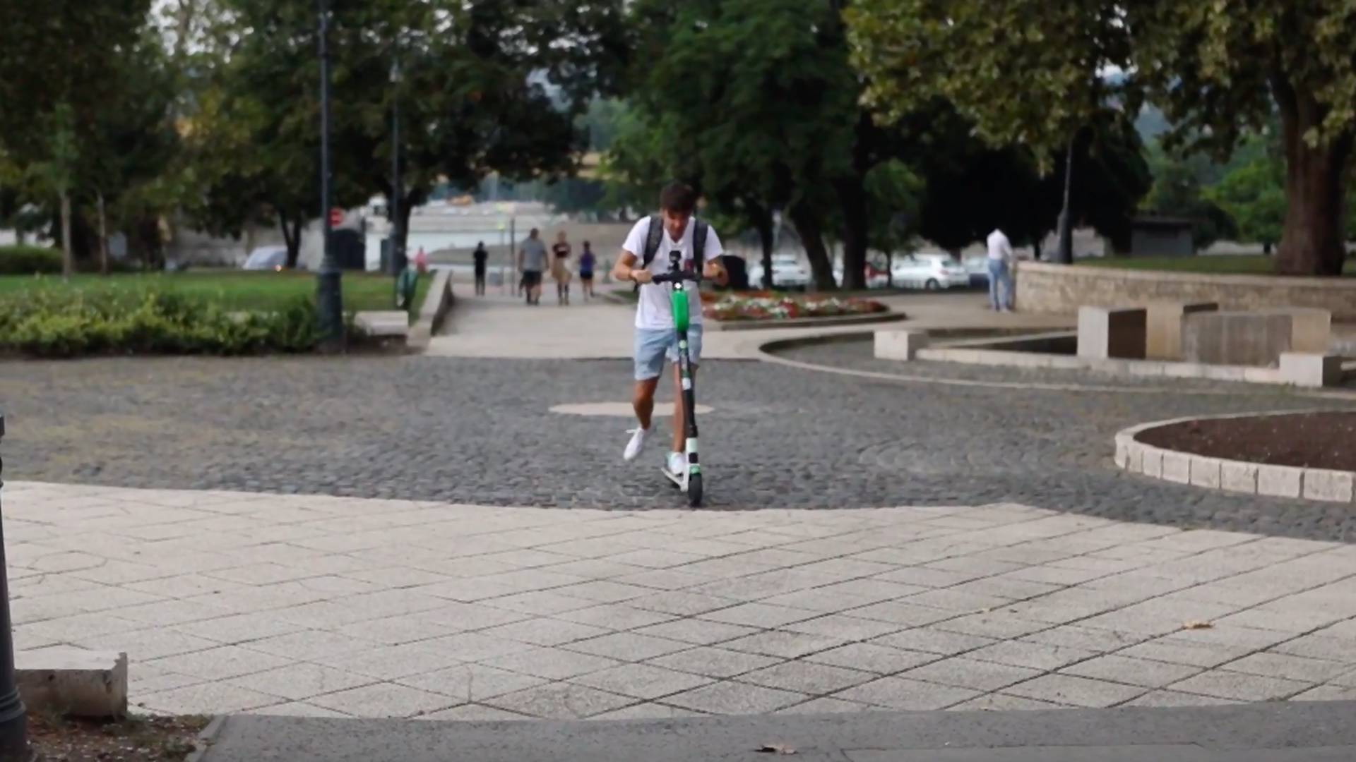 Közel 30-cal száguldoztunk Budapesten az új közösségi rollerrel: videón a Lime-Breezy Deathmatch