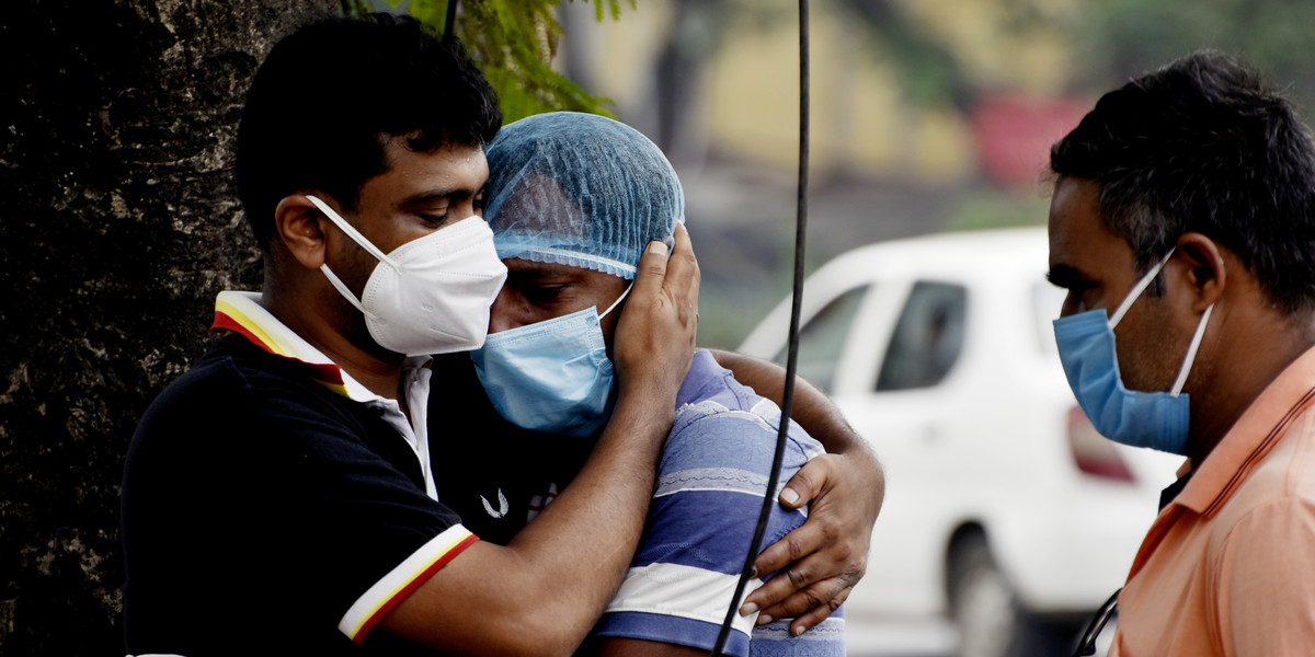 Według danych indyjskiego ministerstwa zdrowia w ciągu ostatniej doby odnotowano 2104 zgony na Covid-19. Od początku epidemii koronawirusa w Indiach zmarło 184 tys. osób.