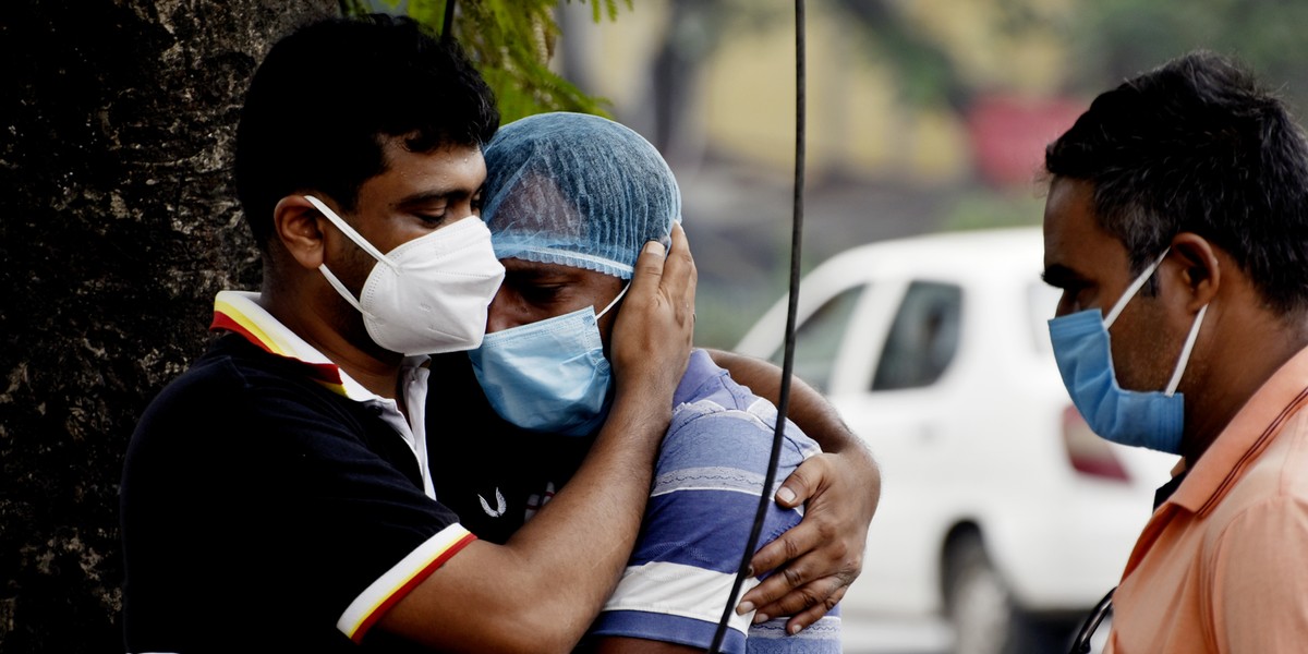 Według danych indyjskiego ministerstwa zdrowia w ciągu ostatniej doby odnotowano 2104 zgony na Covid-19. Od początku epidemii koronawirusa w Indiach zmarło 184 tys. osób.