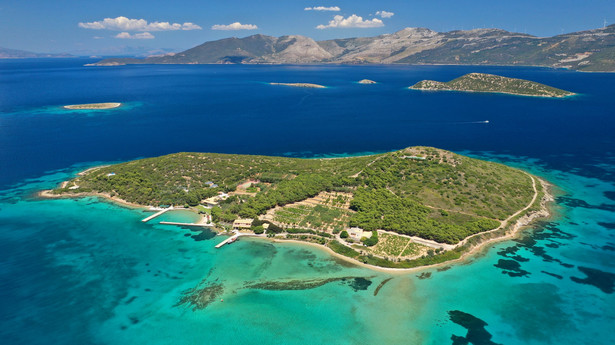 Tragonisi położona w jest bezpośrednim sąsiedztwie słynnej wyspy Mykonos.