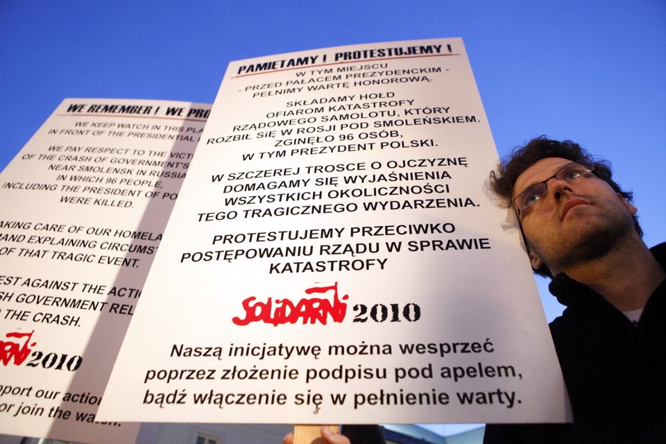 WARSZAWA KRZYŻ PRZED PAŁACEM PREZYDENCKIM