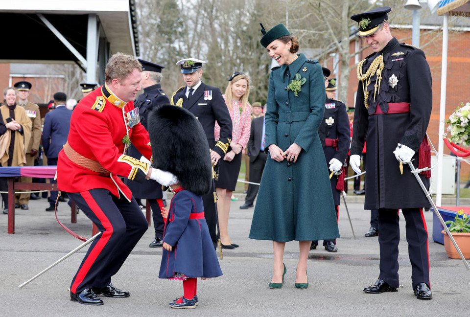 Kate Middleton i książę William na paradzie w Dniu św. Patryka (na zdjęciu z podpułkownikiem Robem Moneyem i jego 20-miesięczną córką Gaią)