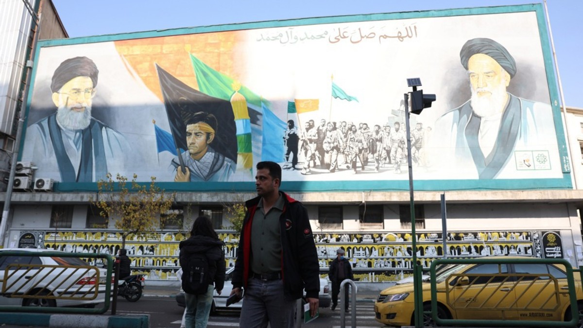 Plakat sa likovima ajatolaha Alija Hamneja i Ruholaha Homeinija u Teheranu 