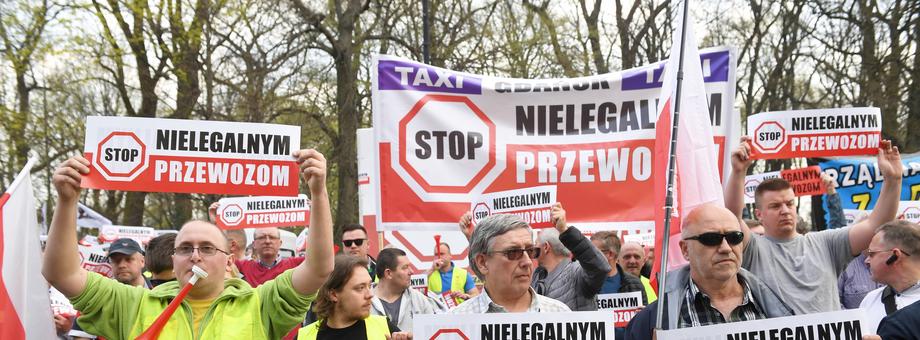 Protest taksówkarzy pod hasłem „Stop Nielegalnym Przewozom”. Warszawa, 8 kwietnia 2019 r.